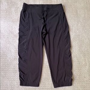 Athleta | La Viva Cropped Pull On Drawstring Pants in Black | Size 10